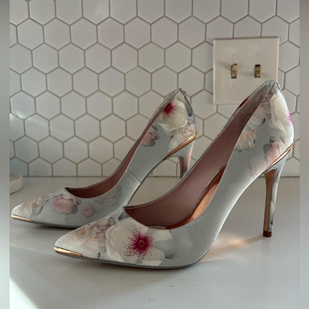 Ted Baker Satin Floral Print Pumps -Size 8.5 US
